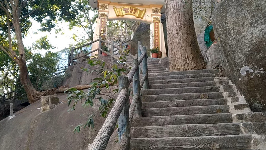 Những bậc thang dốc đứng để lên tới động Ba Cô 