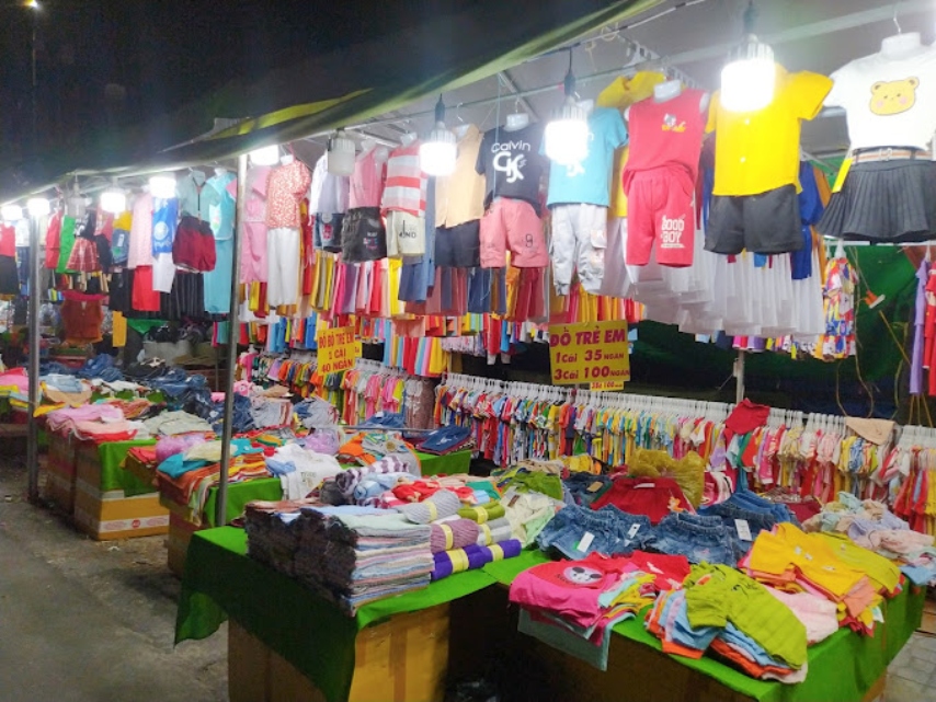 Sạp trang phục trẻ em nhiều màu sắc tại chợ đêm Tây Ninh