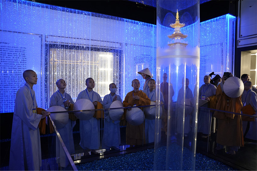 Xá Lợi Đức Phật được trưng bày ở tầng 4 khu triển lãm dưới chân tượng Phật