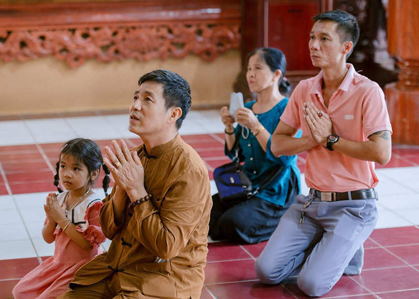 Khách hành hương cầu nguyện tại chánh điện chùa Bà 