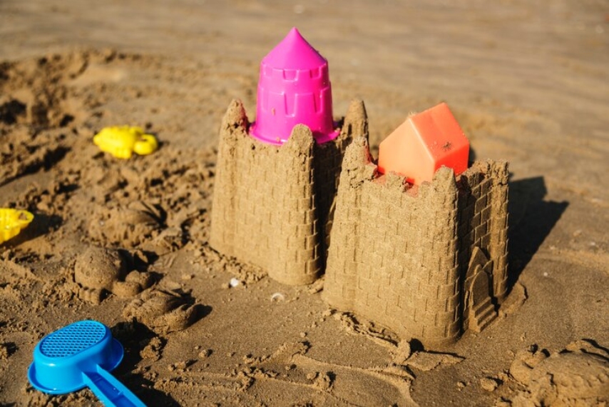 Hoạt động xây lâu đài cát ven bờ 