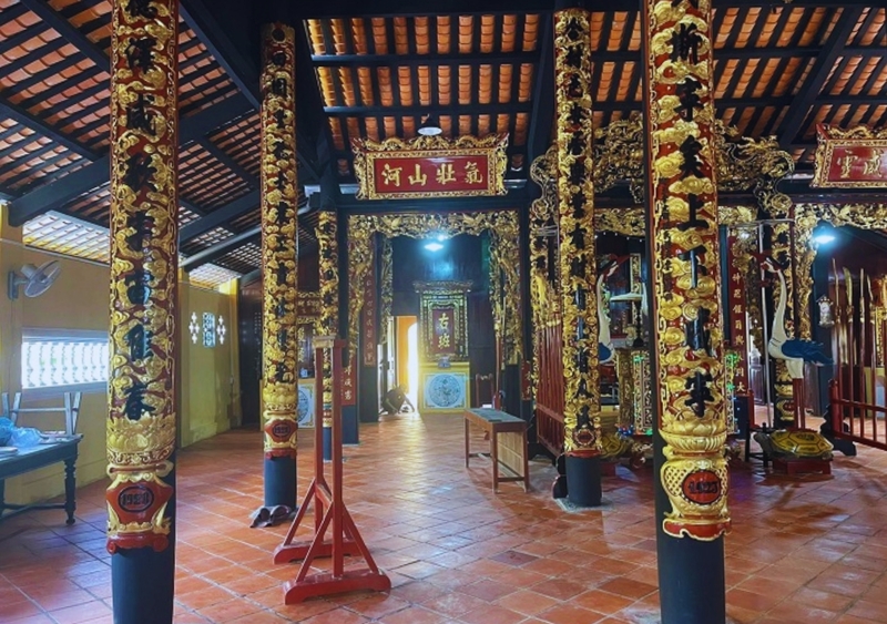 Các cột gỗ bên trong Đình Hiệp Ninh