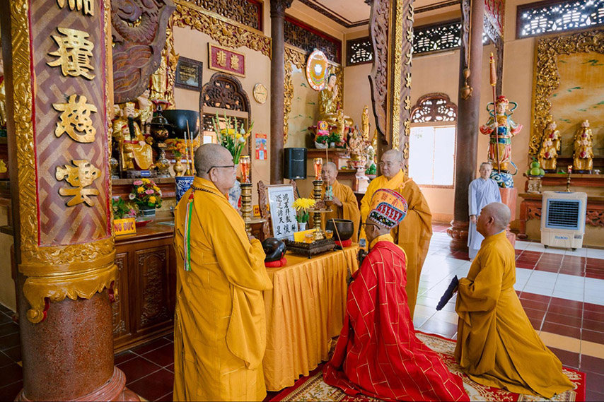 Nghi thức thờ cúng được cử hành tại chánh điện chùa Bà
