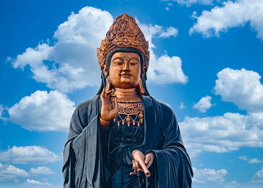 Tượng Phật Bà có gương mặt phúc hậu, tay trái cầm bình cam lồ, tay phải bắt ấn quyết