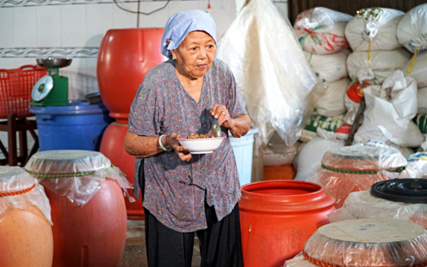 Cụ bà Năm Cốm - "Nghệ nhân" có hơn 30 kinh nghiệm làm mắm chua ở Tây Ninh 
