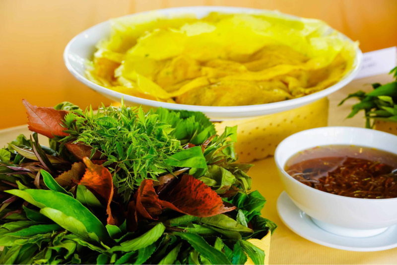 Bánh xèo rau rừng Tây Ninh, cụ thể là ăn kèm cùng rau chòi mòi 