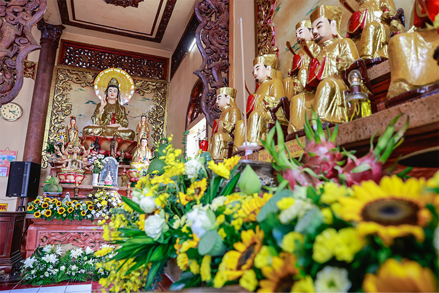 Chiêm ngưỡng các gian thờ Phật tại chánh điện chùa Bà Tây Ninh