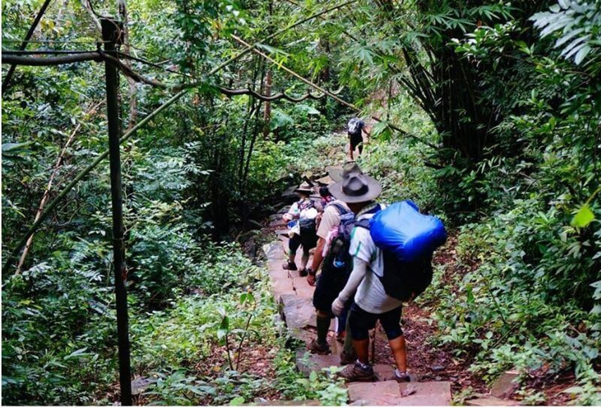 Đoàn khách đi bộ trekking xuyên qua khu du lịch sinh thái Ma Thiên Lãnh