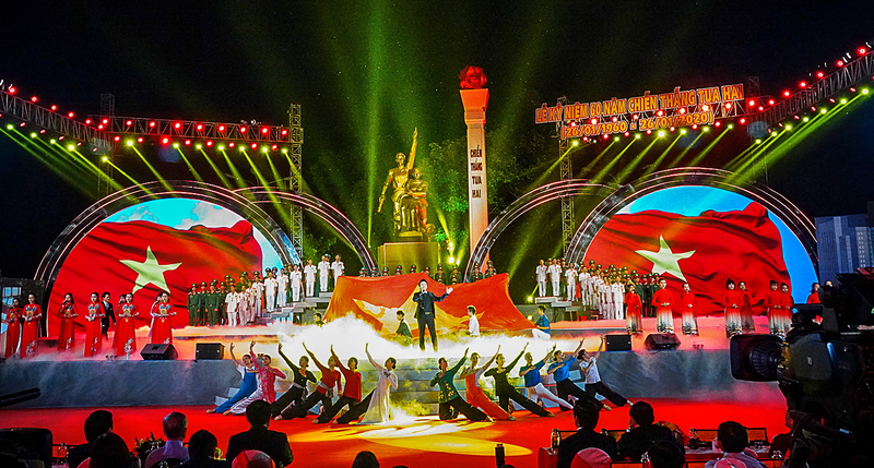 Sân khấu hoành tráng kỷ niệm 60 năm Chiến thắng Tua Hai (26/01/1960 - 26/01/2020) tại khu vực Tượng đài 