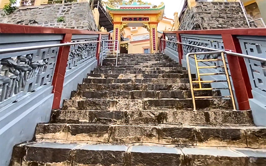 Bậc thang dẫn lên cổng chùa Hang Tây Ninh