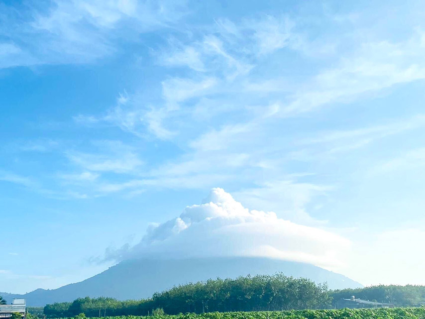 Vào buổi sáng sớm, biển mây bao quanh núi Bà Đen 