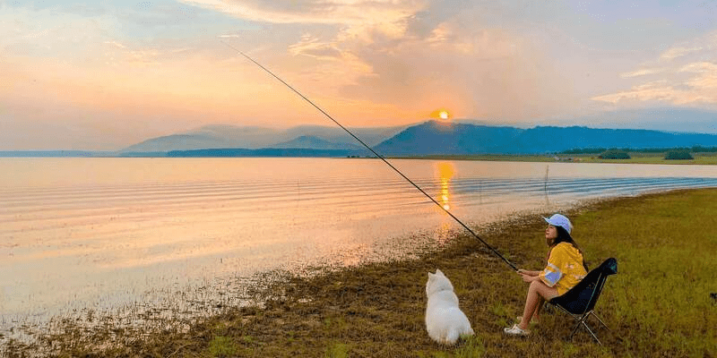Các tín đồ đam mê câu cá có thể thỏa sức cắm câu dọc theo bờ hồ