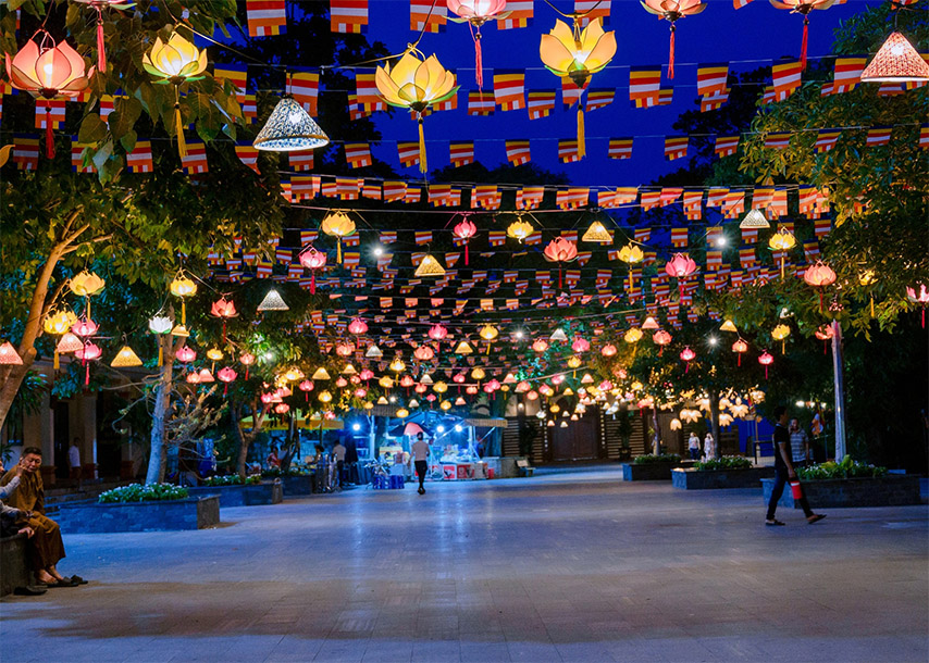 Khuôn viên quần thể chùa Bà về đêm vào những dịp lễ lớn