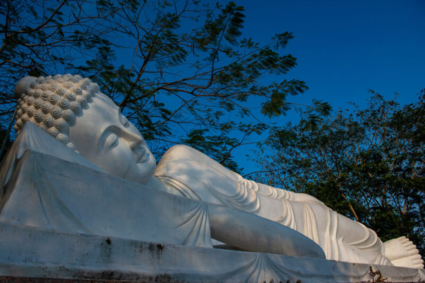 Cận cảnh gương mặt an yên của tượng Phật 
