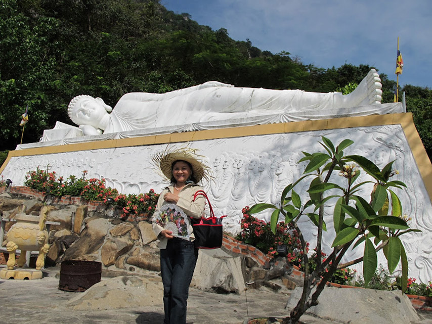 Du khách rạng rỡ khi chụp cùng tượng Phật