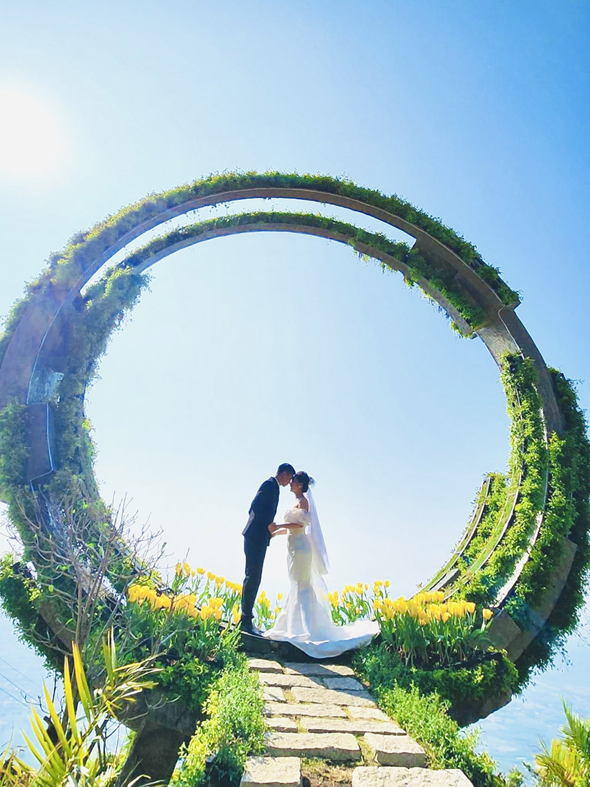 Du khách chụp ảnh cưới tại Cổng trời trên đỉnh núi Bà thiêng liêng 