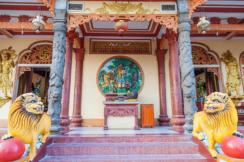 Hai cột đá xanh tại chùa Bà Đen ở Tây Ninh 