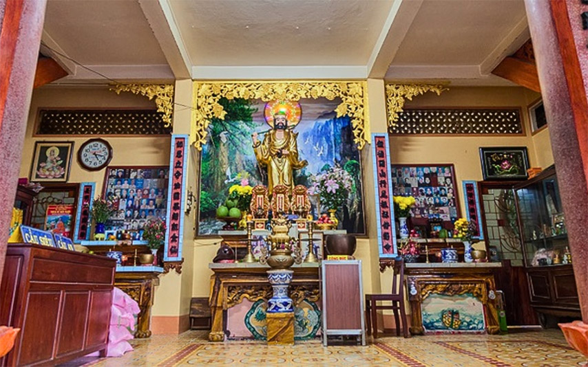 Không gian thờ cúng trang nghiêm bên trong chùa Hang