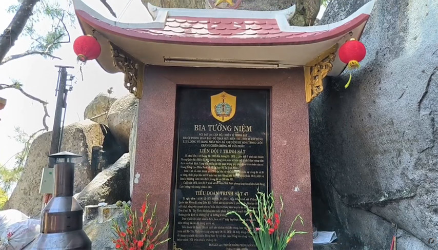 Bàn thờ Cửu huyền nằm tựa vào tảng đá lớn bên chùa Hang