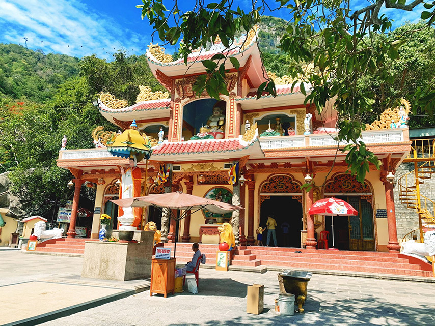 Tượng Bồ Tát Quán Thế Âm được đặt tại sân trước chùa Bà núi Bà Đen 