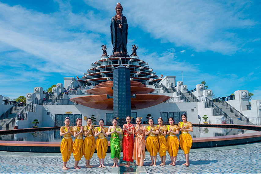 Đội múa Chhay Dăm check in tại quảng trường dưới chân tượng Phật