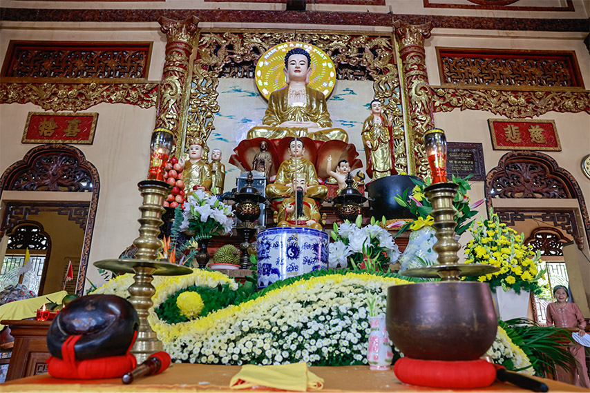 Bàn thờ đức Trung Tôn và chư Phật, Bồ Tát tại trung tâm chánh điện