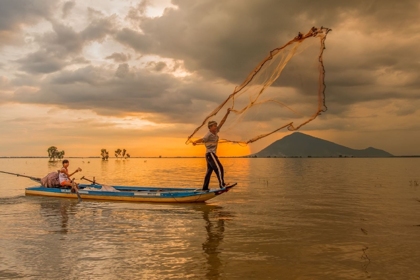 Người dân đánh bắt cá cơm - nguyên liệu làm mắm chua Tây Ninh tại hồ Dầu Tiếng 