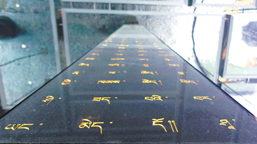 Cận cảnh chữ viết Tây Tạng mạ vàng trên các Trụ Kinh