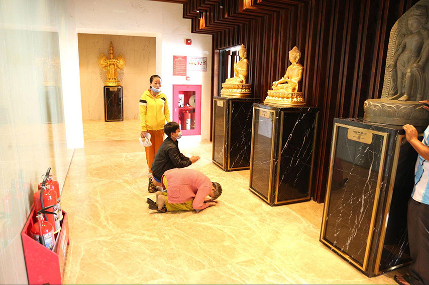 Khách tham quan bái lạy trước tượng Phật uy nghiêm