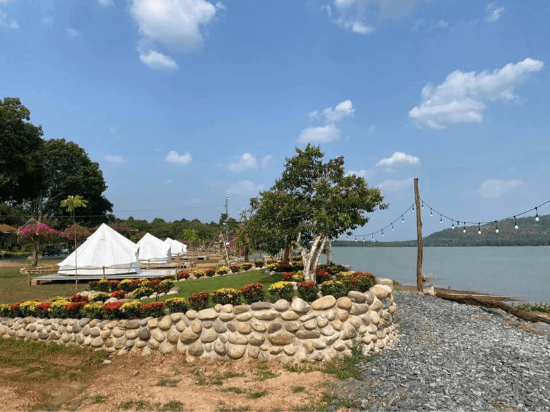 Hệ thống lều dựng sẵn tiện nghi được bố trí ven bờ hồ