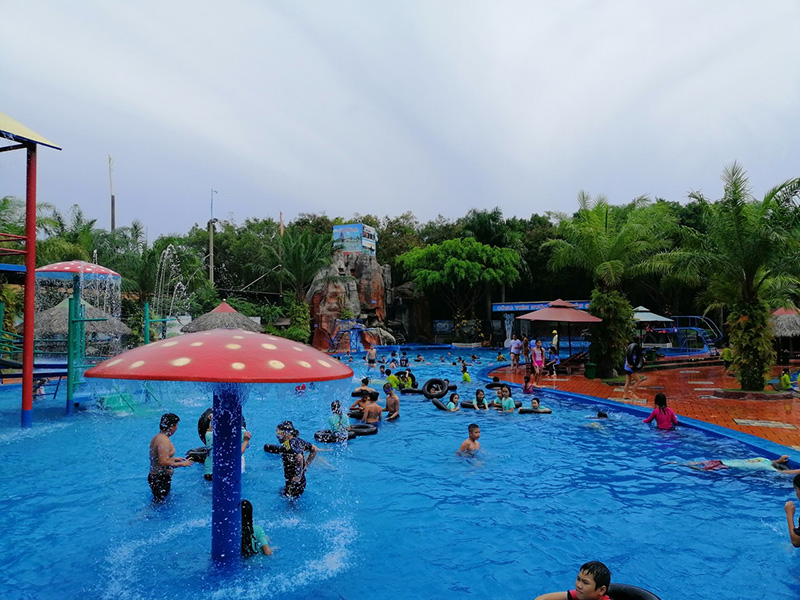 Du khách tung tăng bơi lội tại công viên nước