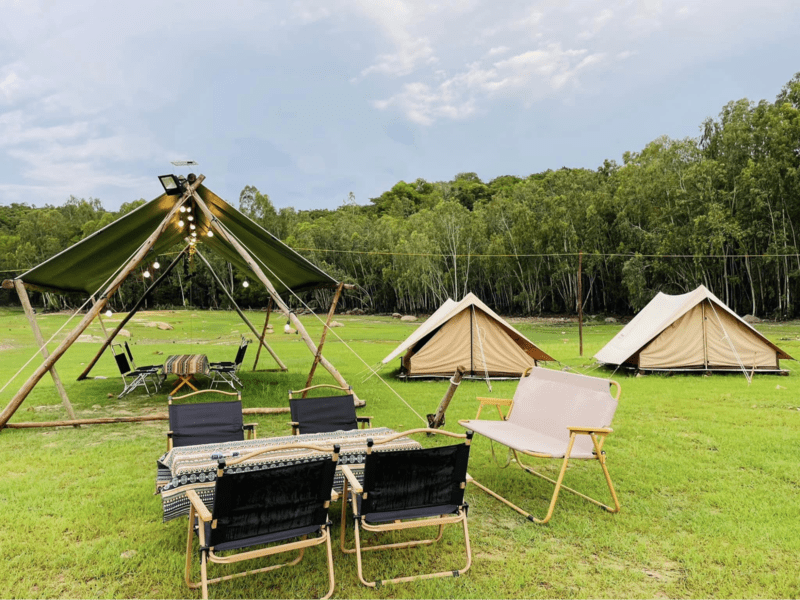 Gian lều trại được trang trí bắt mắt, tạo không gian nghỉ ngơi, thư giãn cho du khách
