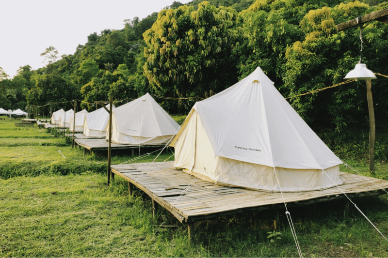 Mỗi lều trại cách nhau 2 - 3m, đảm bảo không gian riêng tư cho các nhóm du khách