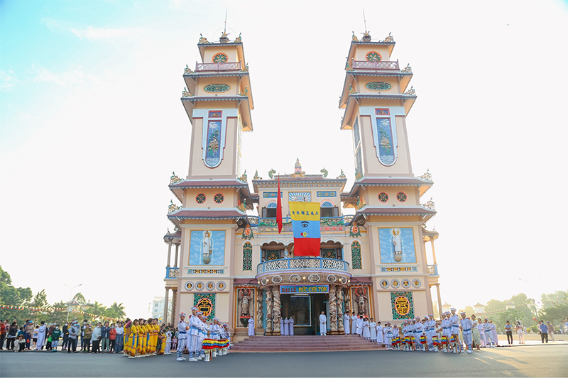 Toàn cảnh Tòa Thánh Tây Ninh với hình dáng Long Mã Bái Sư nhìn từ bên ngoài 