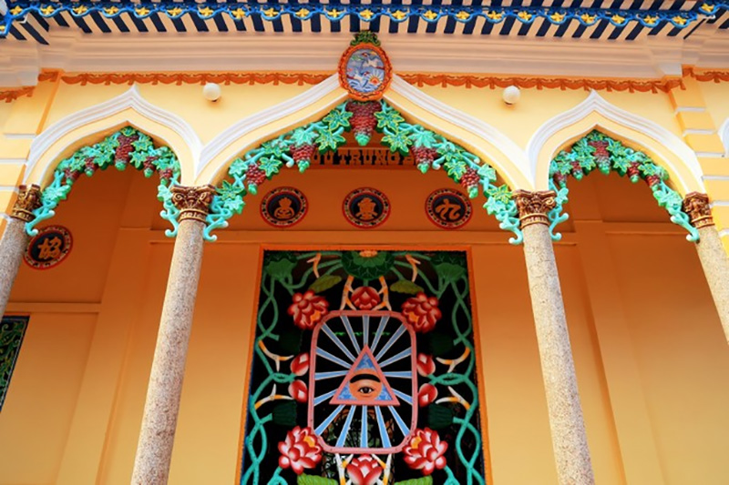 Ngắm nhìn kiến trúc Tòa Thánh Tây Ninh qua các khung cửa trang trí Thiên Nhãn 