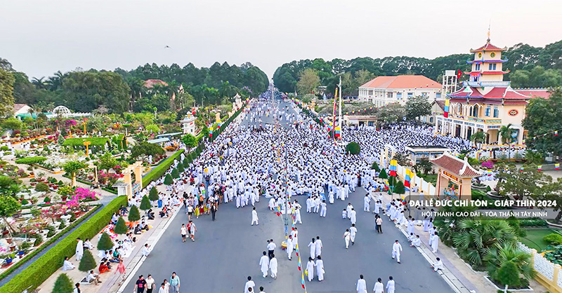 Sắc áo trắng của tín đồ sùng đạo phủ khắp các con đường trong Nội ô Tòa Thánh