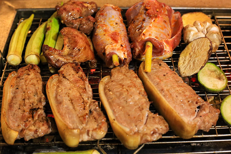 Thịt bò tơ nướng thường được tẩm ướp thêm gia vị