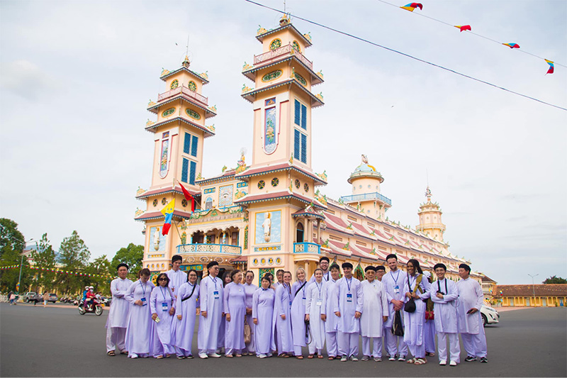 Đoàn khách tham quan diện áo dài trắng khi ghé thăm Tòa Thánh Tây Ninh 