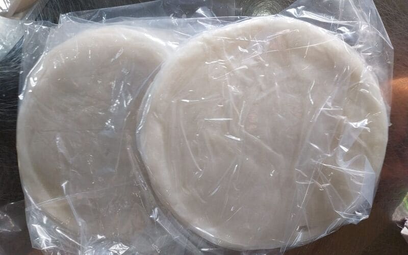 Bạn nên bảo quản bánh tráng Tây Ninh ngon trong túi kín và đặt trong ngăn mát tủ lạnh để bánh sử dụng được lâu hơn