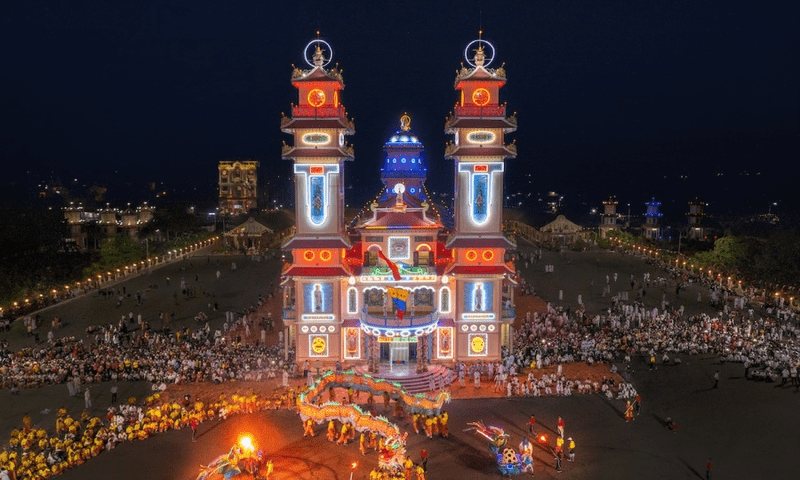 Tòa Thánh Cao Đài tỏa sáng lung linh trong đêm Hội Yến Diêu Trì Cung