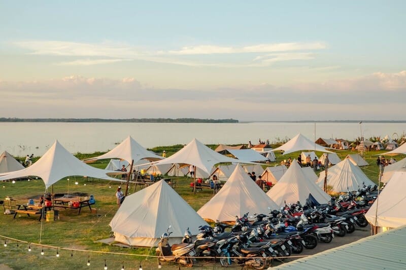 Tận hưởng chuyến cắm trại hồ Dầu Tiếng trong những căn lều mang phong cách cổ điển