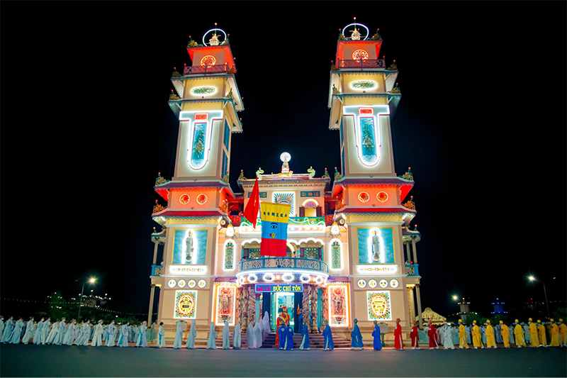 Toàn cảnh Tòa Thánh Tây Ninh về đêm vào các ngày lễ lớn