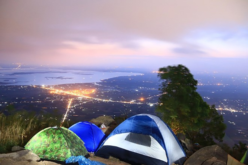 Du khách cắm trại qua đêm tại núi Bà Đen