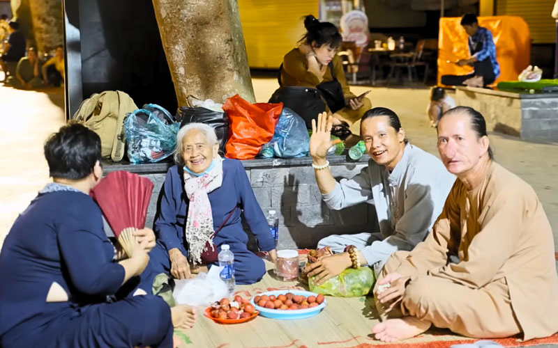 Khánh hành hương nghỉ ngơi tại khuôn viên quần thể chùa Bà Đen trong đêm lễ vía Bà Linh Sơn Thánh Mẫu