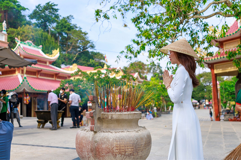 Du khách nên chọn trang phục nhã nhặn khi hành hương đến quần thể chùa