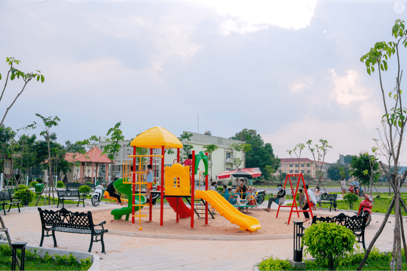 Khu vực vui chơi dành cho trẻ em trong công viên