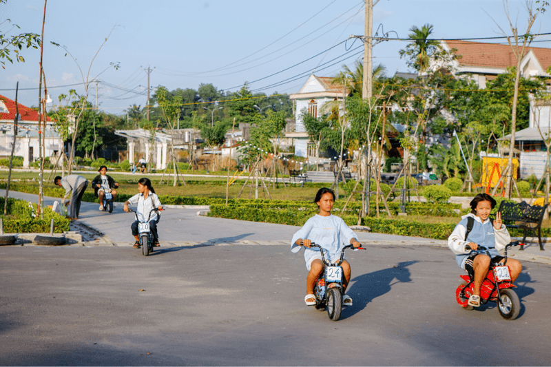 Du khách chơi xe máy mini tại công viên Tân Châu Tây Ninh