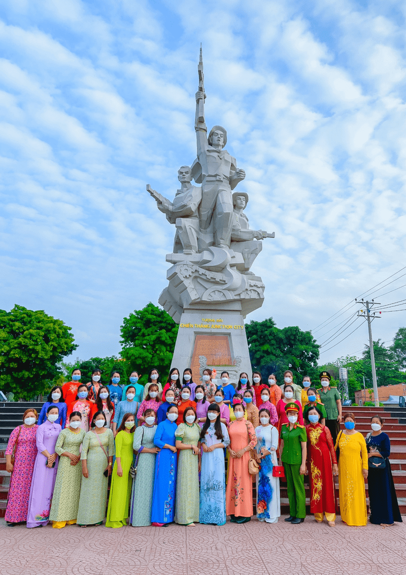 Du khách chụp ảnh tại khu vực tượng đài chiến thắng Junction City trong một góc công viên Tân Châu Tây Ninh