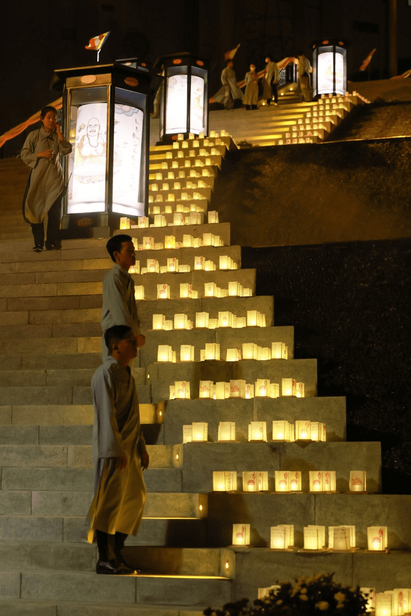 Hàng ngàn ngọn hoa đăng được sắp xếp ngay ngắn trên những bậc cầu thang