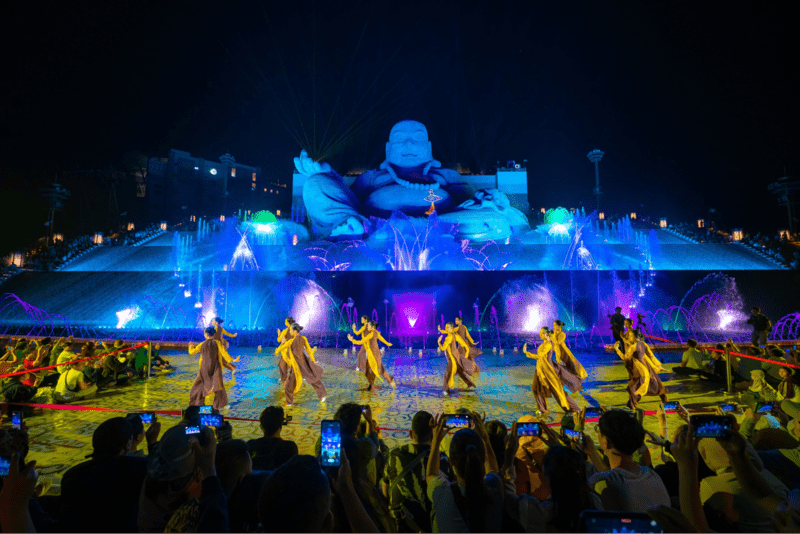 Chiêm ngưỡng điệu múa uyển chuyển của các vũ công tại show nhạc nước tại thác nước hỷ lạc